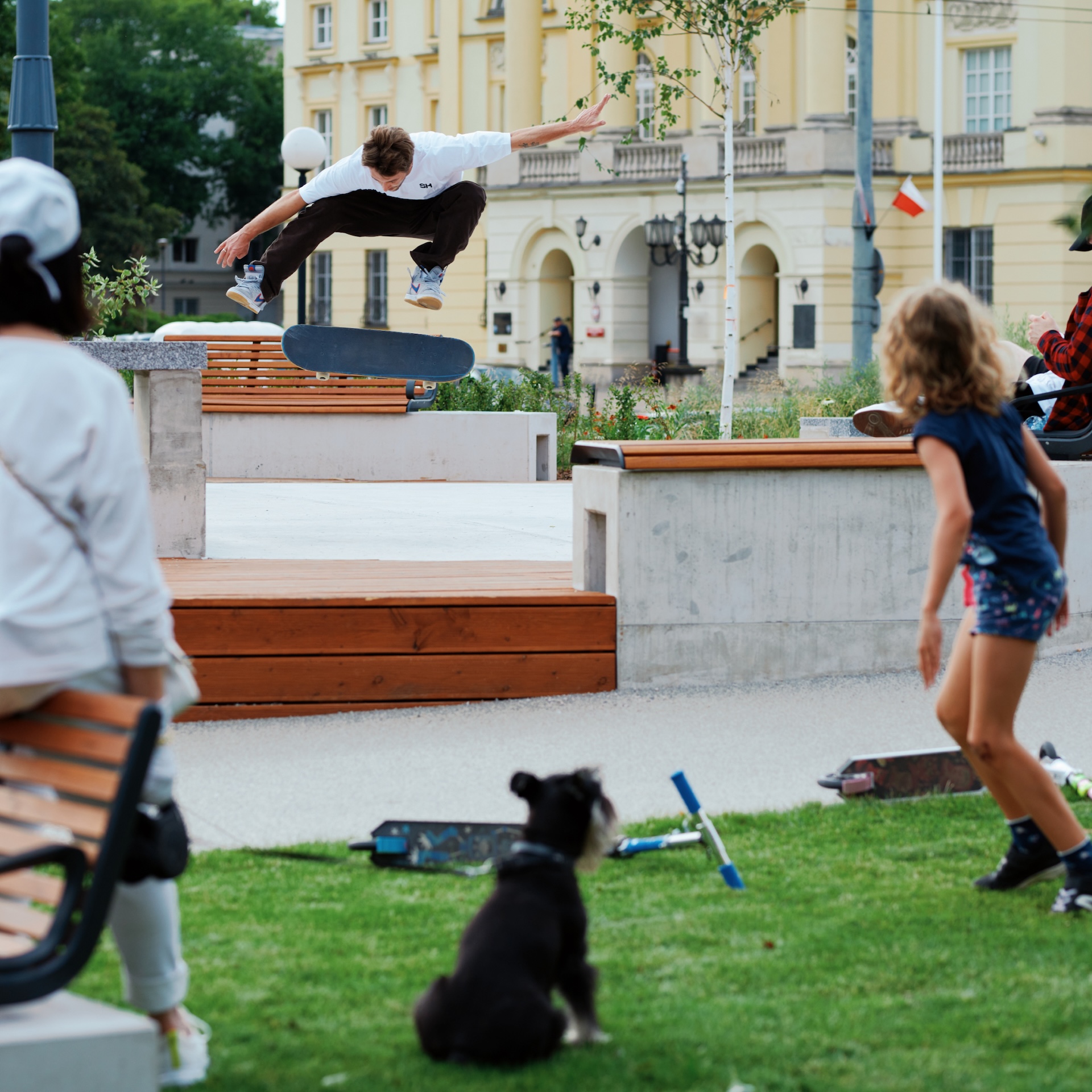 Wizualizacja przestrzeni rekreacyjnej - siłownia plenerowa z ławkami i zielenią